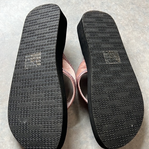 NWT * Yelllow Box Pink Suede & Rhinestone Flip Flop Size 7.5. Brand new - Picture 2 of 2